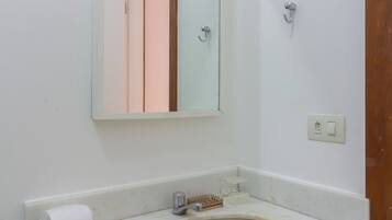 Douche, sèche-cheveux, serviettes fournies, shampoing