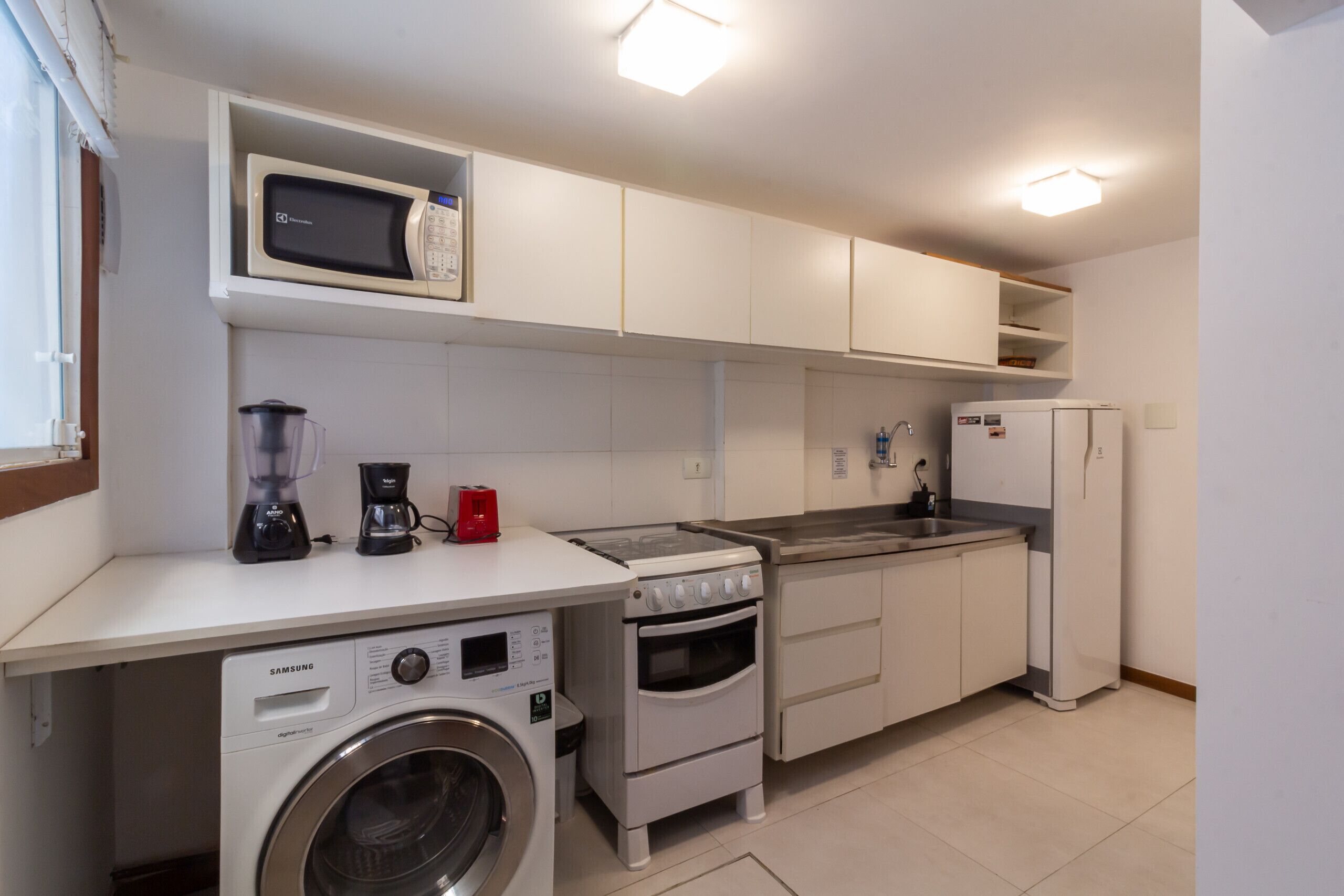 Geladeira, micro-ondas, fogão, cooktop