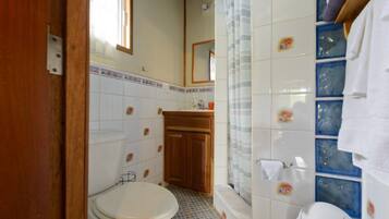 Douche, serviettes fournies, papier toilette