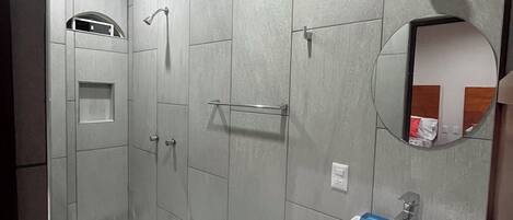 Family Double Room, 2 Queen Beds, Private Bathroom | Bathroom