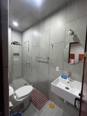 Phòng đôi dành cho gia đình, 2 giường cỡ queen, phòng tắm riêng | Phòng tắm | Buồng tắm vòi sen, khăn tắm, xà phòng, dầu gội