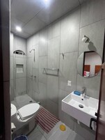 Ducha, toallas, jabón, shampoo