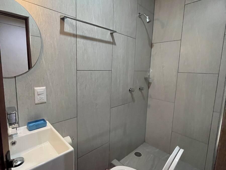 Un baño con lavamanos, inodoro y ducha.