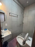Ducha, toallas, jabón, shampoo