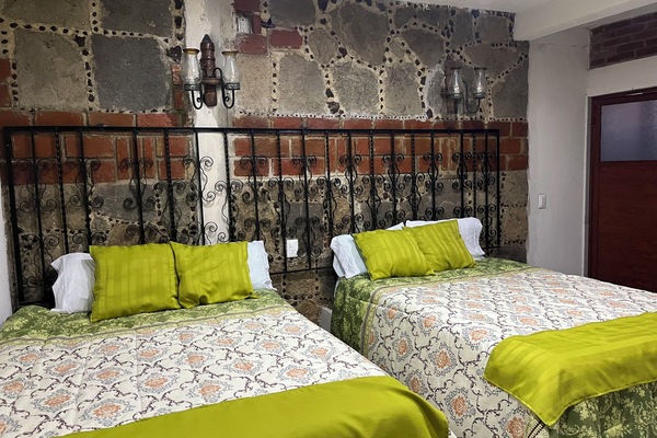 Quarto casal família, 2 camas Queen, banheiro privativo | Wi-Fi de cortesia
