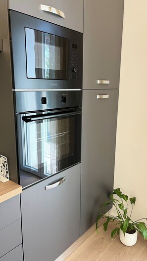 Micro-ondes, four, plaque de cuisson, lave-vaisselle