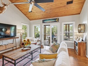 TV, fireplace