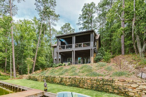 Quiet Cove Paradise 30 min to Auburn. Hot tub, Massive Dock and Sunset views.