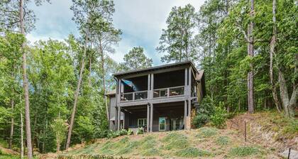 Quiet Cove Paradise 30 min to Auburn. Hot tub, Massive Dock and Sunset views.