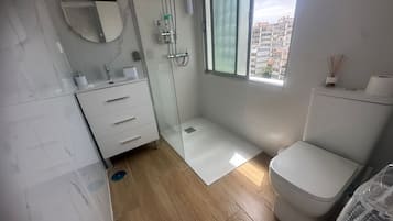 Een douche, een haardroger, handdoeken, zeep