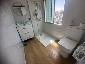 Dusche, Haartrockner, HandtĂŒcher, Seife