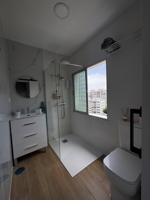 Bruser, hårtørrer, håndklæder, Sæbe