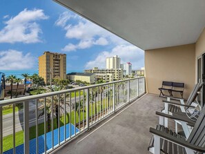 คอนโด, หลายเตียง, ระเบียง, วิวสระว่�ายน้ำ (Sunset Crossing) | บริเวณที่พัก