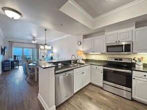 Appart'hôtel, plusieurs lits, balcon, vue piscine (Sunset Crossing) | Cuisine privée | Réfrigérateur, micro-ondes, four, plaque de cuisson