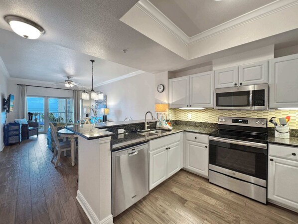 คอนโด, หลายเตียง, ระเบียง, วิวสระว่ายน้ำ (Sunset Crossing) | ครัวส่วนตัว | ตู้เย็น, ไมโครเวฟ, เตาอบ, เตาประกอบอาหาร