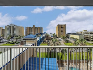 Apartment, Mehrere Betten, Balkon, Poolblick (Sunset Crossing) | Ausblick vom Zimmer