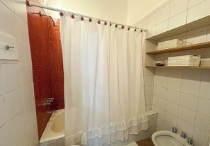 Basic Studio | Bathroom