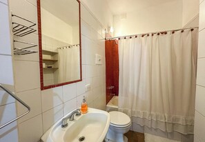 Basic Studio | Bathroom