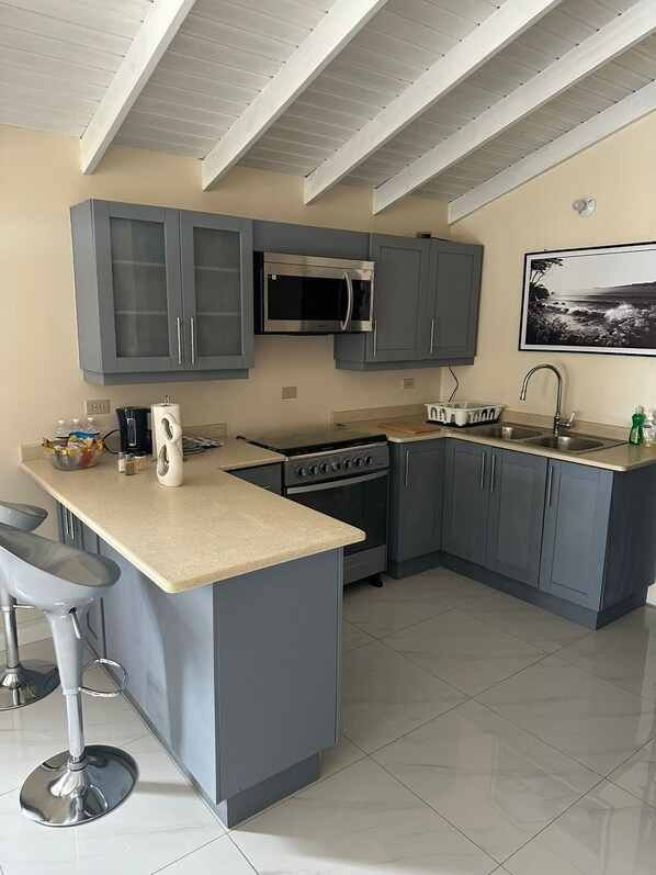 Fridge, microwave, oven, stovetop - Sea breeze retreat (Falmouth)