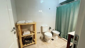 Haartrockner, Handtücher, Seife, Toilettenpapier