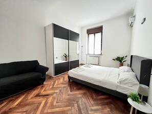 1 habitación, tabla de planchar con plancha, cuna de viaje y wifi 
