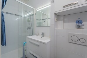 Douche, sèche-cheveux, serviettes fournies