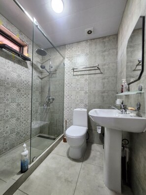 Douche, sèche-cheveux, serviettes fournies, savon