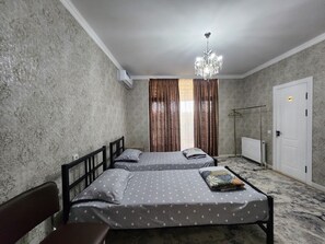 5 chambres, fer et planche à repasser, Wi-Fi, draps fournis