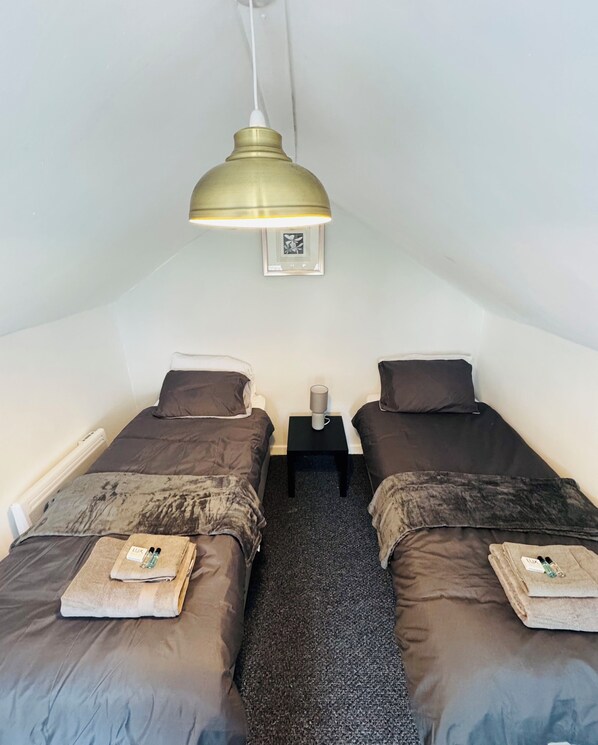 4 bedrooms, iron/ironing board, WiFi, bed sheets