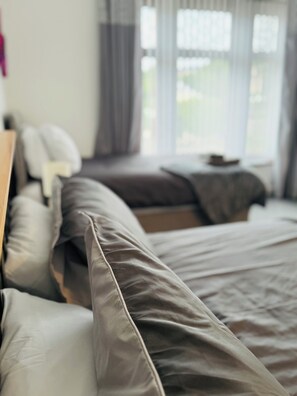 4 bedrooms, iron/ironing board, WiFi, bed sheets