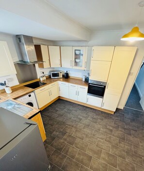 Private kitchen - Cosy Risca retreat for 9 | Scenic walks, fresh air & family-friendly charm (Risca)