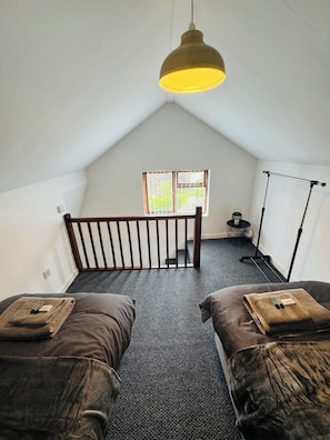 4 bedrooms, iron/ironing board, WiFi, bed sheets