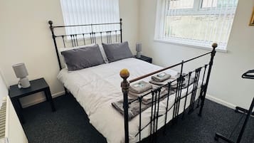 4 bedrooms, iron/ironing board, WiFi, bed sheets