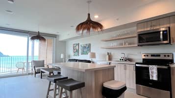 Refrigerador, microondas, horno y cafetera y tetera