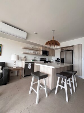 Réfrigérateur, micro-ondes, four, cafetière/bouilloire