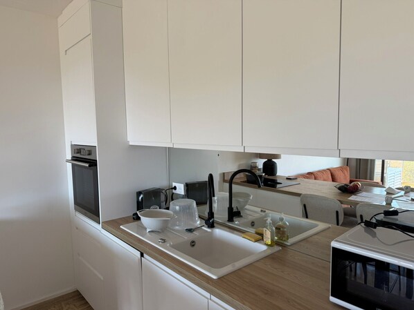 ثلاجة، ميكروويف، فرن، غسالة أطباق