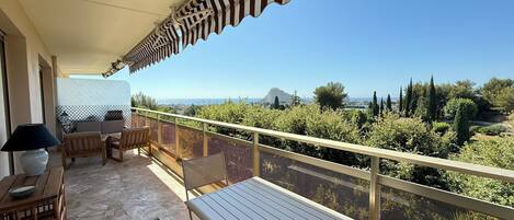 تناول الطعام بالخارج