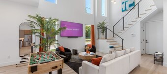 5 Mins to DT Dallas, Sleeps 14, Fast Wi-Fi + Office Space, Hot tub, Ping Pong