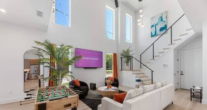 5 Mins to DT Dallas, Sleeps 14, Fast Wi-Fi + Office Space, Hot tub, Ping Pong