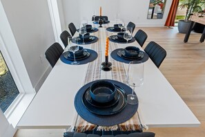 Dining - 5 Mins to DT Dallas, Sleeps 14, Fast Wi-Fi + Office Space, Hot tub, Ping Pong (Dallas)