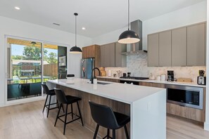 Jääkaappi, mikroaaltouuni, uuni, liesi