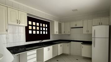 Horno, utensilios de cocina, mesa de comedor