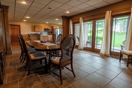 Waterfront Luxe Retreat in Mansion + Beach Access