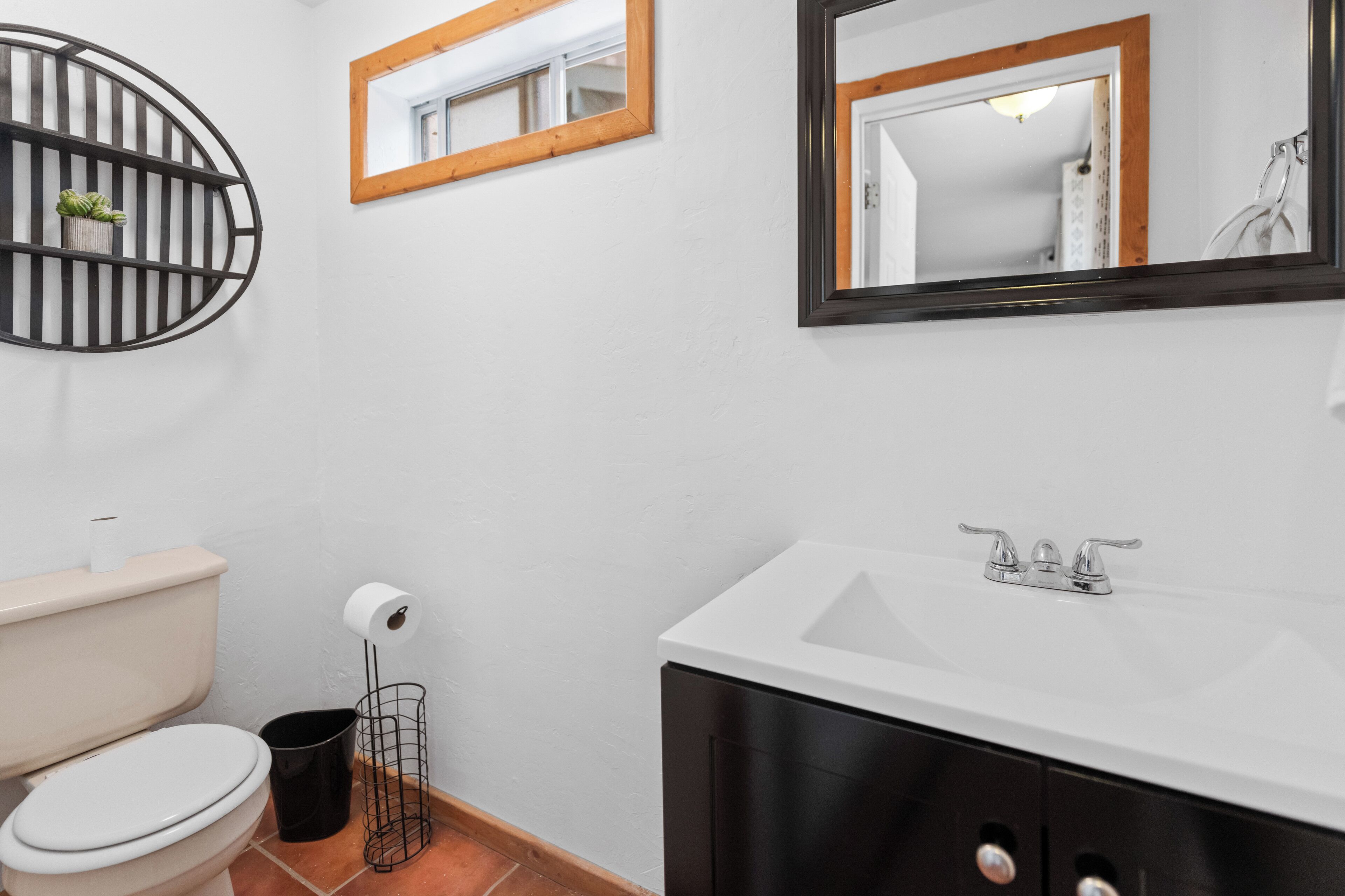 Ein Badezimmer mit Toilette, Waschbecken und Spiegel.