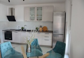 KĂŒhlschrank, Ofen, Herdplatte, GeschirrspĂŒler