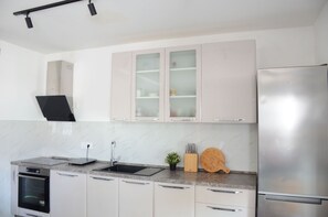 Réfrigérateur, four, plaque de cuisson, lave-vaisselle