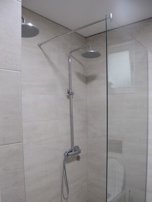 Een douche, een haardroger, handdoeken, zeep