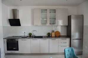 KĂŒhlschrank, Ofen, Herdplatte, GeschirrspĂŒler