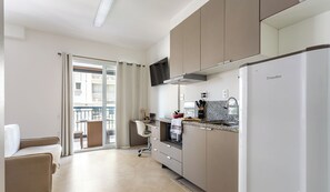 Refrigerador, microondas, placa de cocina, utensilios de cocina