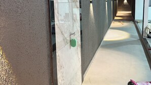 A corridor with a marble wall, a green door, and a scooter. - MC Style house in Salinas, PA, 8 beds and 4 suites (Salinópolis)